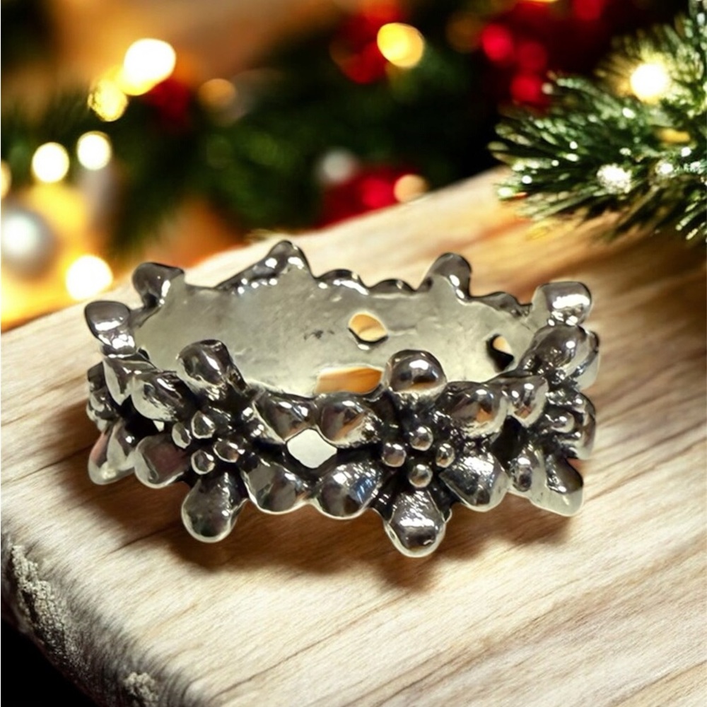 🔥2/$24 or 3/$30🔥 Elegant Silver Floral Band Ring - Picture 3 of 7